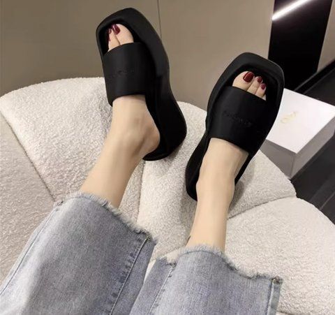 Модные женские черные тапочки шлепанцы на высокой платформе DK30131-1 фото
