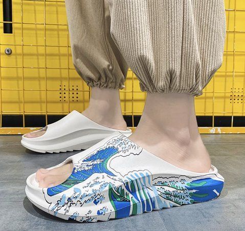 Модные и удобные летние тапочки белые с рисунком воды &ndash; волн DK30209-1 фото