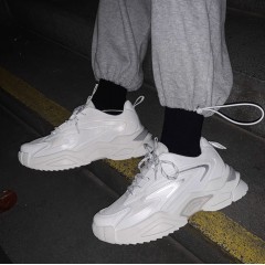 Модные мужские кроссовки массивные чисто белые со светоотражающими элементами