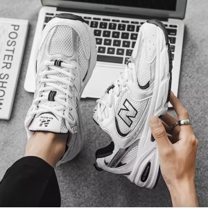 Удобные белые кроссовки в сетку - ретро стиль NEW 530