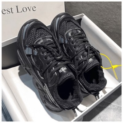 Массивные зимние кроссовки на меху со шнурками и с вставками - полностью черные