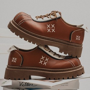 Мужские гранж туфли на тракторной подошве с декором крест эко-кожа коричневые