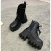 Черные ботинки на высоком каблуке и тракторной подошве