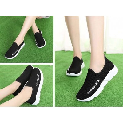 Легкие спортивные черные кроссовки на белой подошве без шнуровки - повседневные 