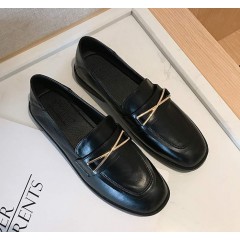 Черные туфли лоферы женские на плоской подошве