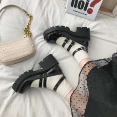 Туфлі в стилі лоліта - ретро чорні лакові на високій підошві з ремінцями