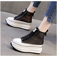 Высокие черные кроссовки ботинки женские в крупную сетку на грубой белой подошве платформе