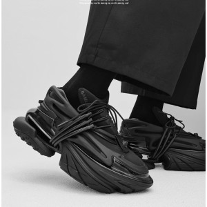 Модні повністью чорні кросівки на незвичайній високій грубій підошві в стилі Unicorn