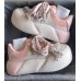 Массивные женские кроссовки с розовым задником и рваными шнурками