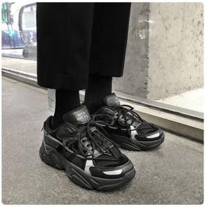Массивные кроссовки со шнурками и с вставками - полностью черные