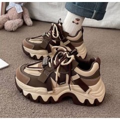 Модні жіночі масивні кросівки на товстій високій підошві - коричневі з бежевим