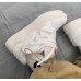 Оригінальні білі кросівки на грубій підошві та з товстими шнурками