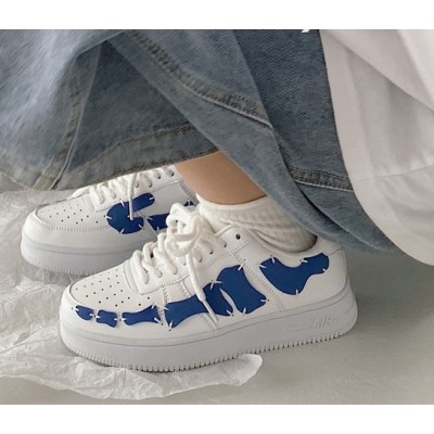 Кроссовки чисто белые с необычным дизайном и синими вставками
