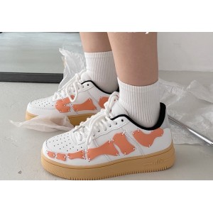Кросівки білі з незвичайним дизайном та помаранчевими вставками на рудій підошві