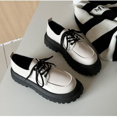 Женские лаковые туфли лоферы в ретро стиле на высокой грубой подошве - бежевый