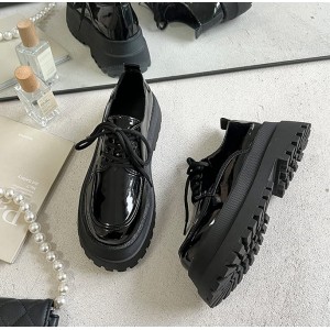 Женские лаковые туфли лоферы в ретро стиле на высокой грубой подошве - черные