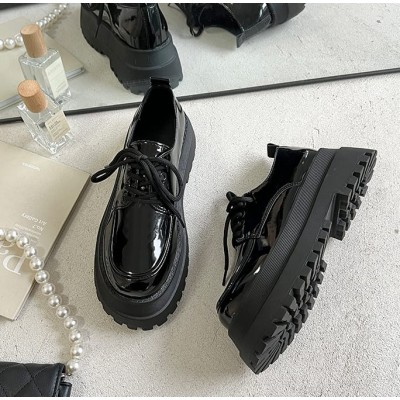 Женские лаковые туфли лоферы в ретро стиле на высокой грубой подошве - черные