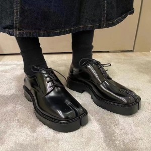 Жіночі масивні туфлі табі з роздвоєними шкарпетками чорні лакові