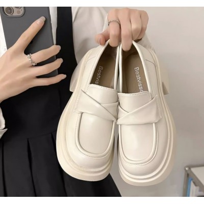 Женские белые туфли лоферы на толстом небольшом каблуке