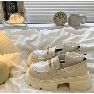 Лофери жіночі на платформі - грубому підборі молочні лакові