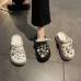 Женские тапочки кроксы на высокой подошве с шнурками и камнями белые