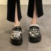 Женские тапочки кроксы на высокой подошве с шнурками и камнями черные