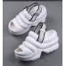 Жіночі літні білі тапочки сандалі на дуже товстій високій підошві з гумкою ззаду - уггі 