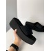 Модные женские черные тапочки шлепанцы на высокой платформе - неопреновые 