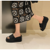 Модные женские черные тапочки шлепанцы на высокой платформе - неопреновые 