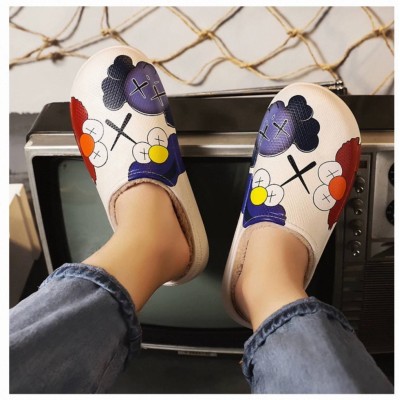 Молодежные мягкие теплые тапочки кроксы бежевые на меху с мультяшными рисунками