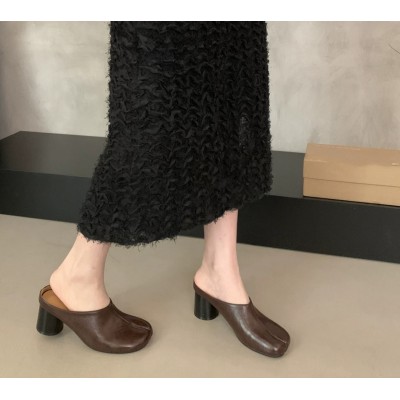 Коричневые мюли на каблуке с раздвоенным носом таби