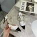 Туфли на каблуке с ремешком из жемчуга белые