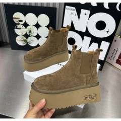 Женские замшевые ботинки челси на очень высокой подошве платформе с мехом - хаки угги