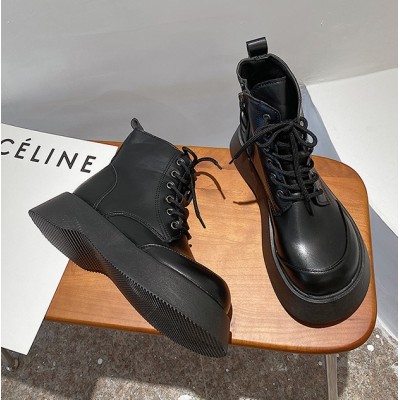 Черные ботинки со шнуровкой на толстой ровной подошве