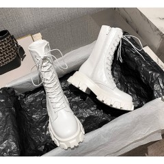 Стильные женские белые ботинки на тракторной подошве с замком и шнурками