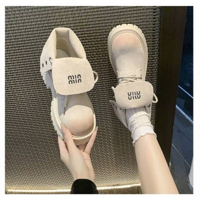 Стильные короткие ботинки с заворотом миу на высокой подошве бежевые