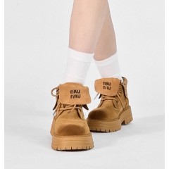 Стильні короткі ботинки з заворотом міу на грубій підошві руді
