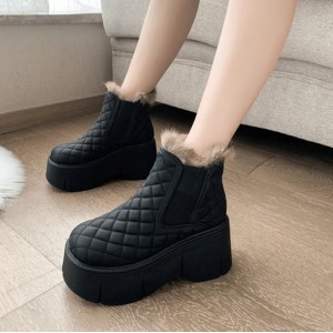 Модні жіночі стьобані черевики челсі на дуже високій підошві платформі з хутром зимові - чорні
