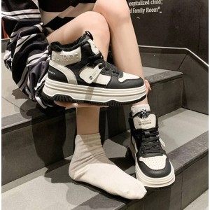 Женские массивные зимние кроссовки с мехом на высокой подошве черно белые